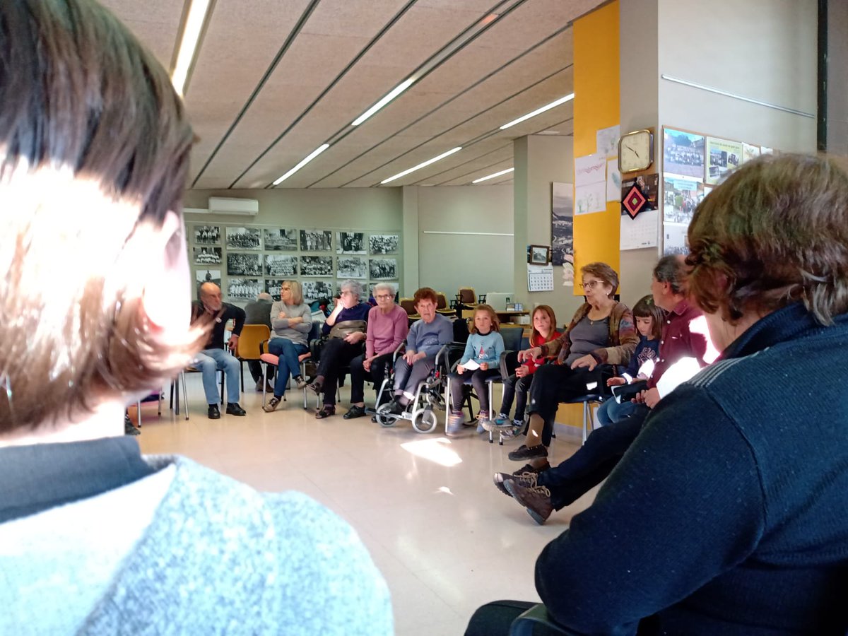GrosRoure's tweet photo. Avui els #avis ens han parlat de com jugaven quan eren petits.
Un plaer compartir tarda escoltant i conversant.
@Aj_Riuprimer
#Cinicial
#gràcies https://t.co/MOKvemXsRz