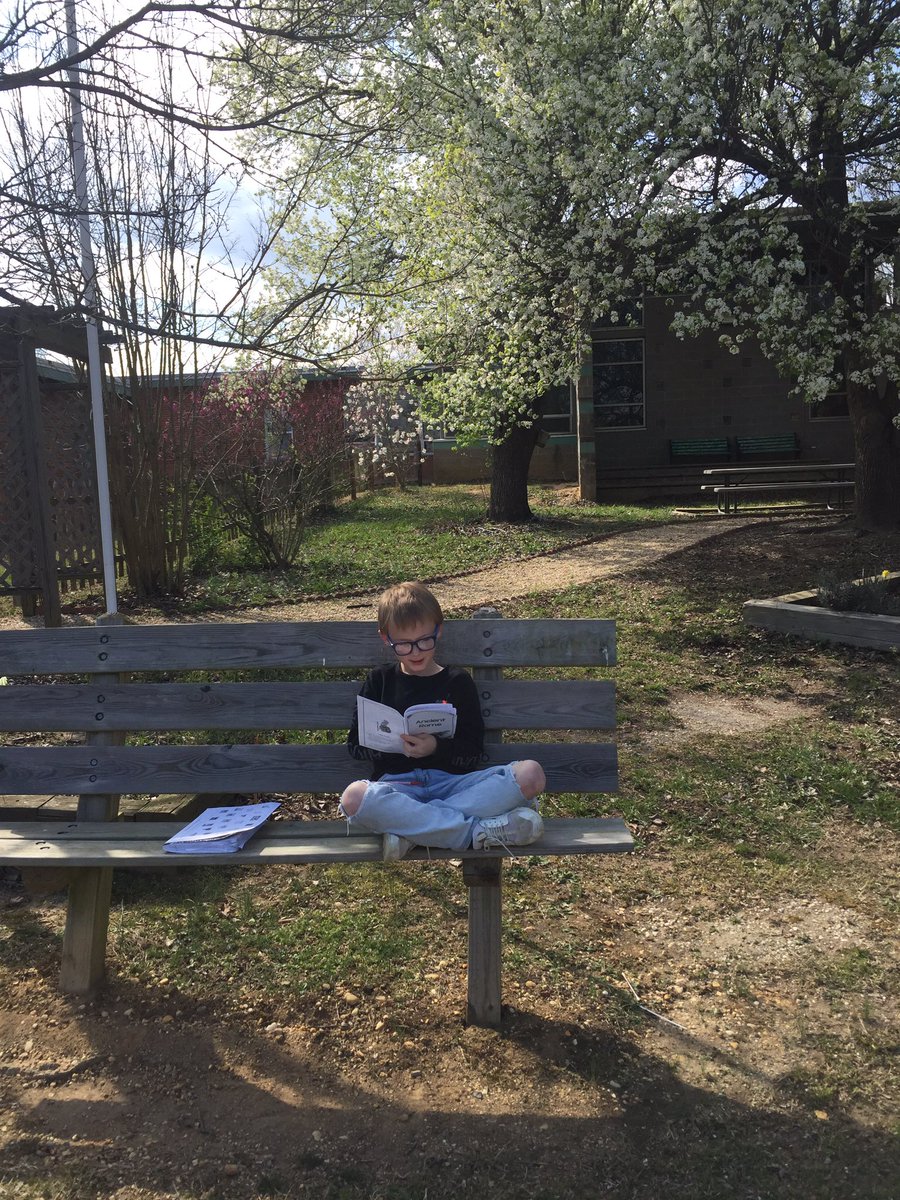 Price_3rdGrade's tweet image. We took social studies outside today to get some extra 🌞 #OutdoorClassroom #DedicatedDavisDragons