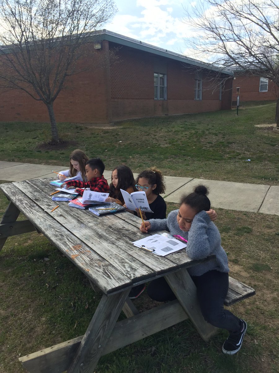Price_3rdGrade's tweet image. We took social studies outside today to get some extra 🌞 #OutdoorClassroom #DedicatedDavisDragons