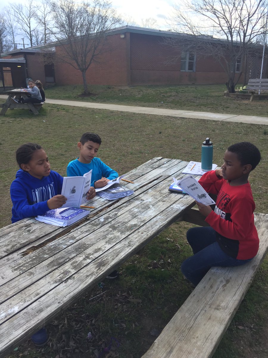 Price_3rdGrade's tweet image. We took social studies outside today to get some extra 🌞 #OutdoorClassroom #DedicatedDavisDragons