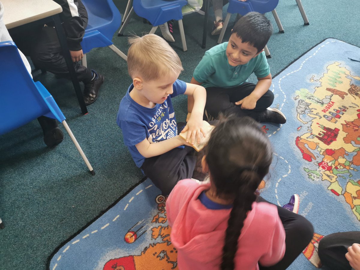 LPalios_LPS's tweet photo. Investigating how personal hygiene can affect the food we put into our mouths.We passed bread around after washing our hands with soap,hand gel and leaving our hands dirty!😝We even rubbed a slice over the laptop!We will observe the changes to the bread this week. @LansdownePS https://t.co/rkG3MiEi1n