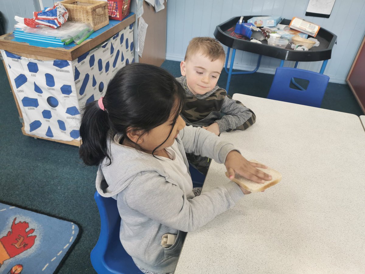 Investigating how personal hygiene can affect the food we put into our mouths.We passed bread around after washing our hands with soap,hand gel and leaving our hands dirty!😝We even rubbed a slice over the laptop!We will observe the changes to the bread this week. <a href="/LansdownePS/">Lansdowne Primary</a>