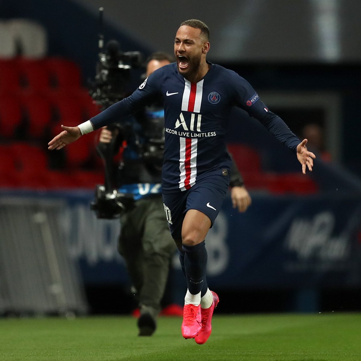 Victoire 2-0 (Neymar, Bernat) du #PSG, qui se qualifie pour les 1/4 de finale de la Ligue des champions !! #PSGBVB