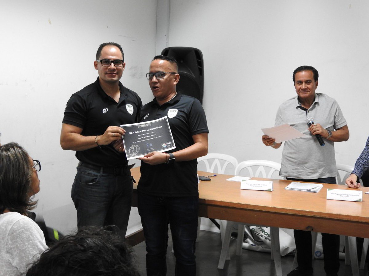 arbitroscaba's tweet photo. OFICIALES CERTIFICADOS POR FIBA 

Entregamos a 12 de nuestros asociados el certificado que los acredita como Oficiales de Mesa de Control @FIBA luego de haber realizado y aprobado el curso por la Federación Internacional. 

#SoyTalentoCABA #EFASomosTodos https://t.co/ArN3fkJ1Tu