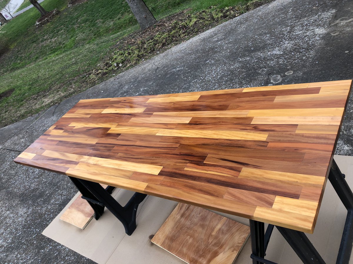 KyleVatt's tweet photo. Expanding my capacity to create every day! Building a Custom Desk out of Sheet Metal and 1” Wood Countertop. @TGS_Podcast has a new desk for Season 2!
#DIY #ContentCreator #CreatorsCreate #TheGrind #TheGrindSportsPodcast #Season2 https://t.co/SyMdFhNKIb