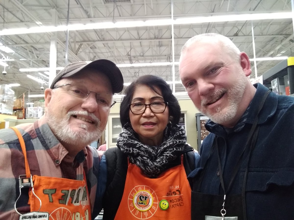 colter_jeff's tweet photo. Treesah, at Bitter Lake 4706, giving away popcorn and shows customers her favorite LifeProof carpeting. #installhappiness #romanoffreno @AvisMcGhee3 @amygromanoff @Romanoffreno @CorporateLarry @realdoctorshawn @CraigRROps @HomeDepot @EverettRomanoff https://t.co/arxdbGFOMd