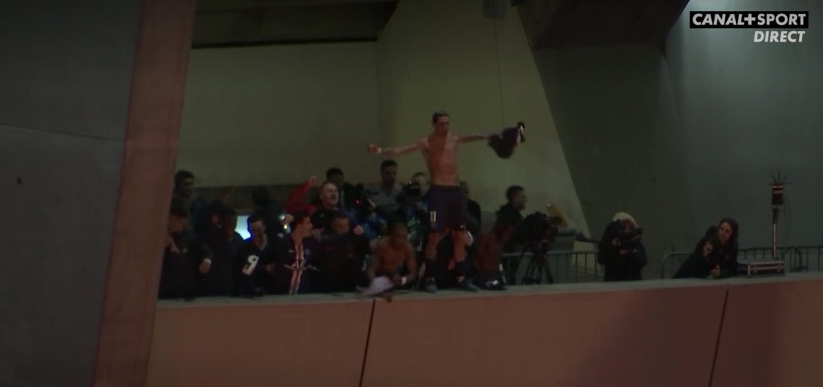 deveze_matthieu's tweet photo. Di Maria risque sa vie pour célébrer la qualification avec les supporters parisiens 😱 #PSGDOR https://t.co/jWJlvIuuX7