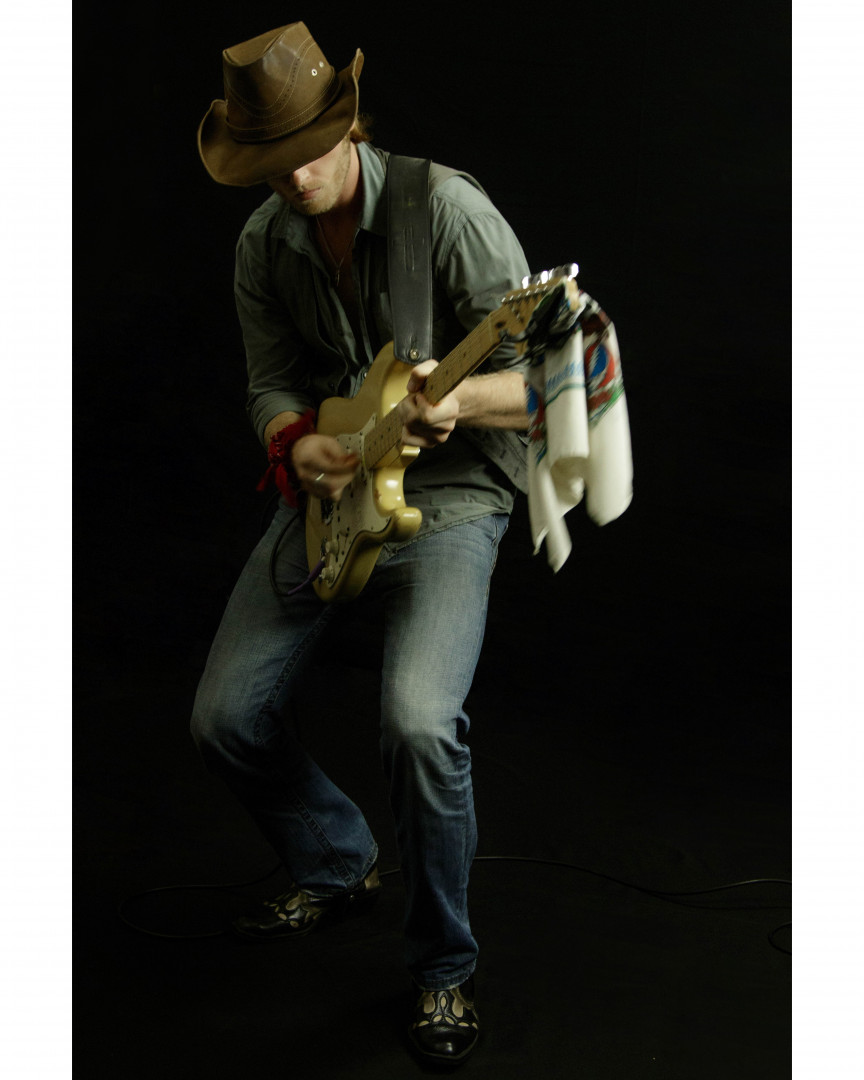 OsGringosBanda's tweet photo. Jimmy Huntington Jr. se destacando com a guitarra de #fender durante nosso clipe ... https://t.co/yi7bBK6IHs https://t.co/aqECUaS58G