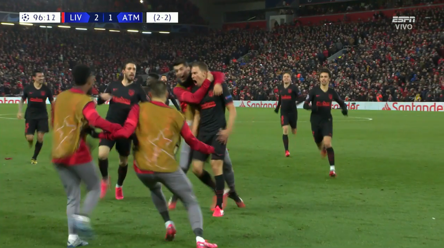 ESPNmx's tweet photo. ¡Error de Adrián San Miguel y Atlético está avanzando a Cuartos! 

El guardameta dejó la pelota a un rival y Llorente los está eliminando 💥

#ChampionsxESPN 🏆 https://t.co/ZHymQ7K5xM