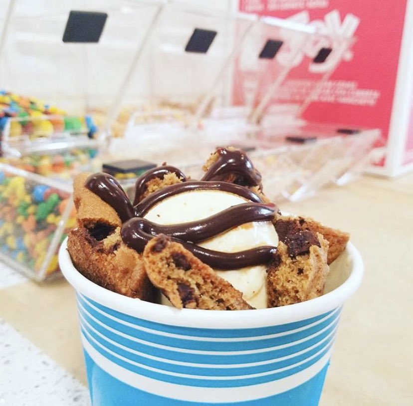 holeyscoops's tweet photo. ✨💕🍦When life gives you #vanilla #icecream add #hotfudge and #chocolatechipcookie pieces!🍦💕✨

#vanillaicecream #topping #toppings #cookie #cookies #delish #chocolate #dessert #desserts #chocolateygoodness #sweet #sweets #sweettreats #sweettreat #palmdesert #icecreamshop https://t.co/88Edb1llmI