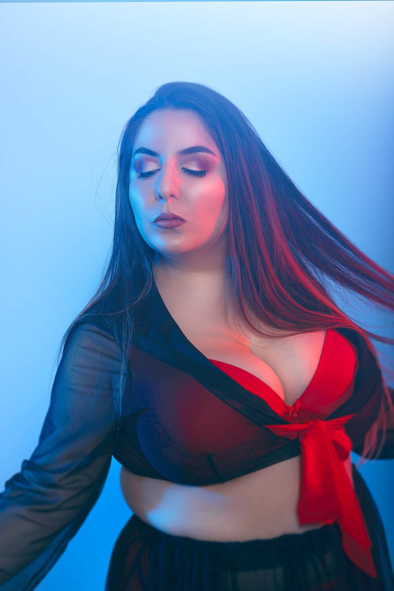 "It all begins and ends in your mind. What you give power to has power over you, if you allow it" 💜

Seifuku set by @AgashiChristina

#bodypositivity #bodypositivemovement #seifuku #agashibychristinao #sailoruniform #thickwomen #portrait #selfportait #plussize