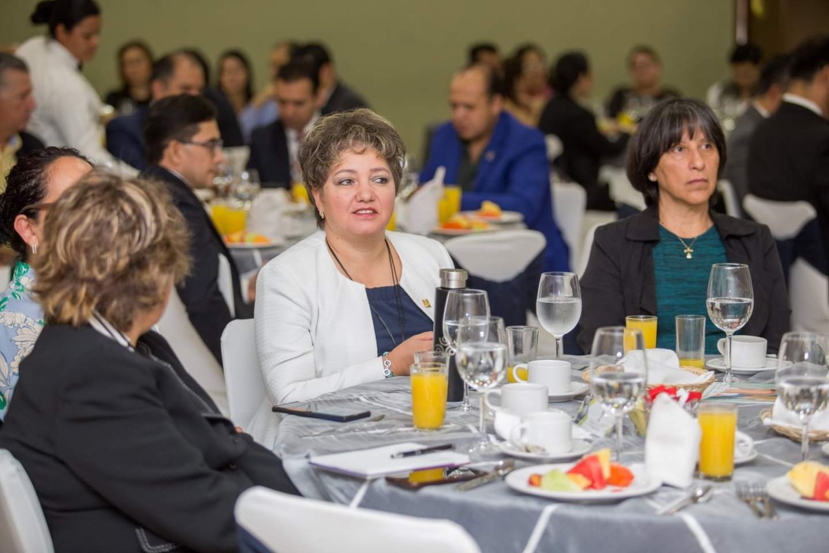MECanacoQro's tweet photo. Nuestra VicePdta #LolaFarfán, junto con #Consejeras de #MujeresEmpresariasCanaco presentes en el Encuentro Empresarial con Síndicos del Contribuyente.
Es de gran importancia que las #MujeresEmpresarias conozcan de todas las reformas fiscales. https://t.co/pFlB8cZsKU
