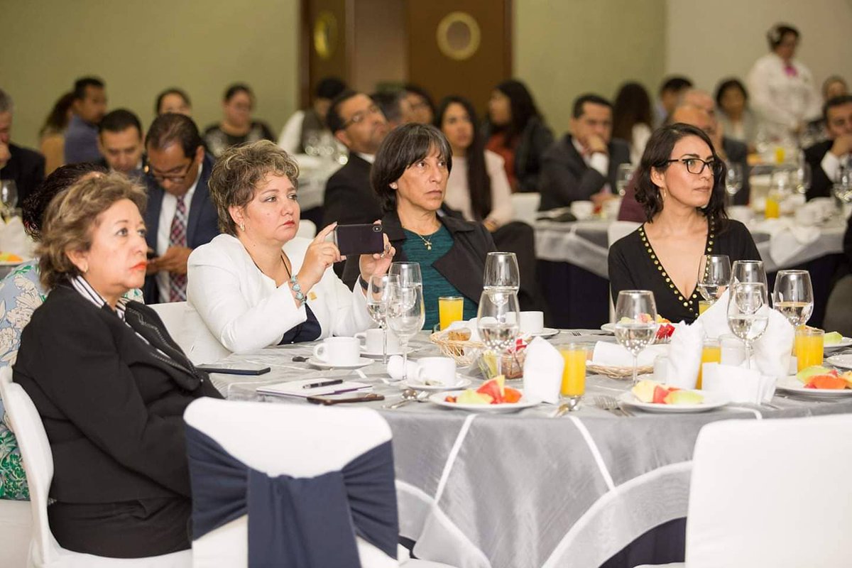 MECanacoQro's tweet photo. Nuestra VicePdta #LolaFarfán, junto con #Consejeras de #MujeresEmpresariasCanaco presentes en el Encuentro Empresarial con Síndicos del Contribuyente.
Es de gran importancia que las #MujeresEmpresarias conozcan de todas las reformas fiscales. https://t.co/pFlB8cZsKU