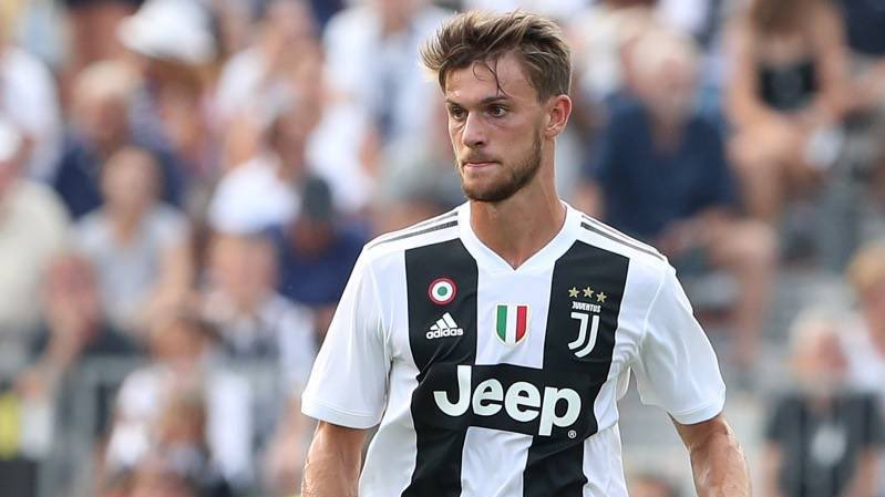Juventus defender Daniele Rugani has tested Positive for Corona 😮 (via: <a href="/FabrizioRomano/">Fabrizio Romano</a>)