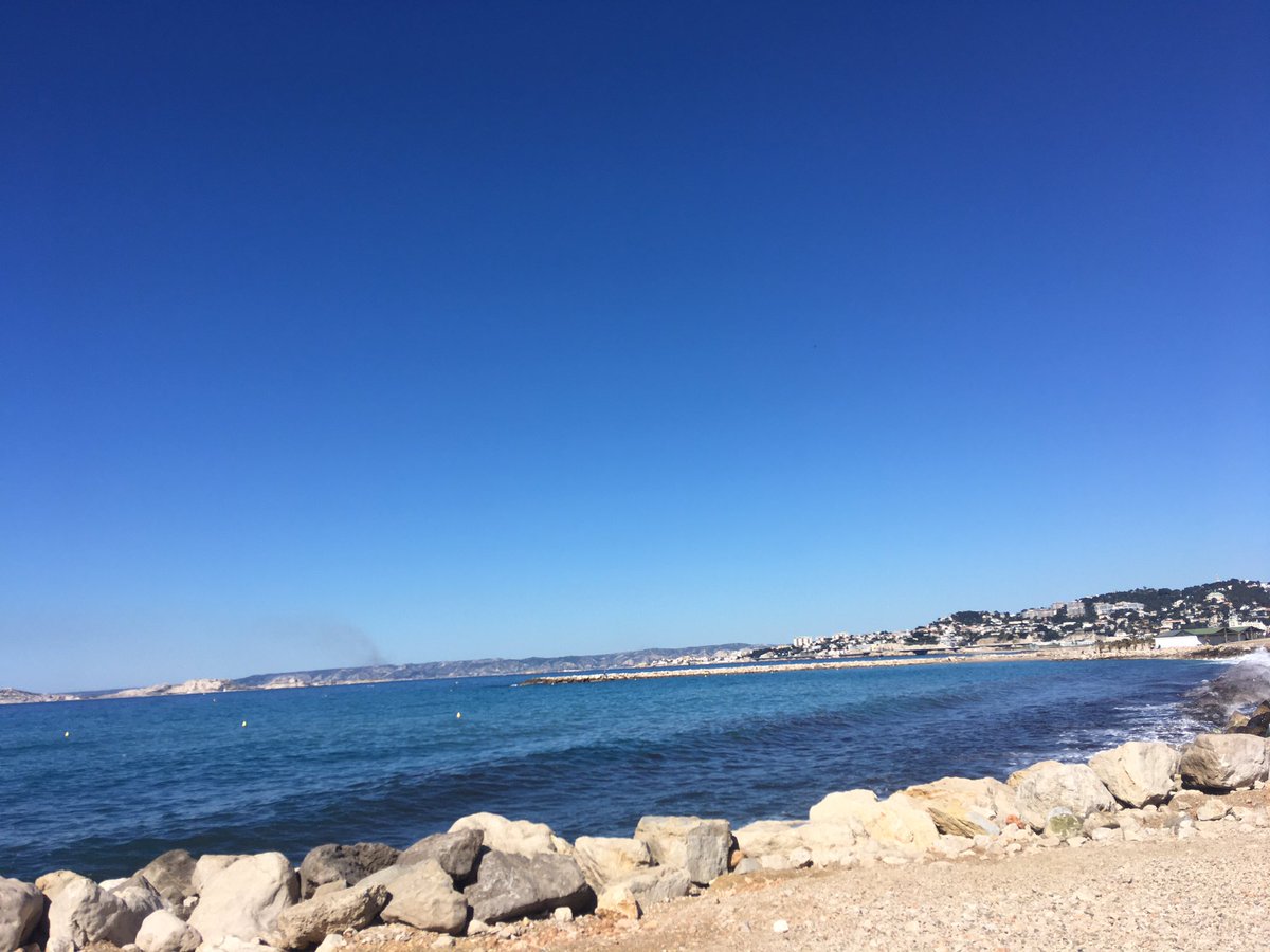 ALLINMARSEILLE1's tweet photo. #allinmarseilleprovence #toursprives #Tourisme  le ciel est bleu 24 degrés ! Il est temps de venir profiter de la température douce en Provence. Réservez votre tour ! https://t.co/JmAE5YHtlg