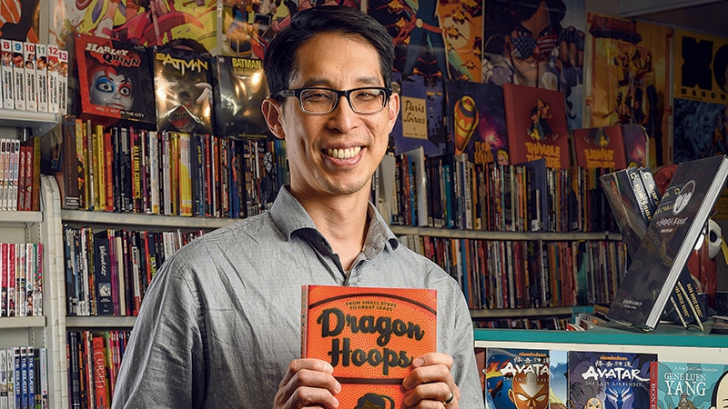 In ‘Dragon Hoops,’ Gene Yang delivers an unexpected work of art uniquely suited to its medium.
oaklandmagazine.com/March-2020/Gen…