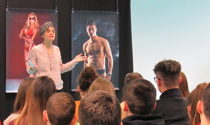 Ce mardi 10 mars, demi journée consacrée aux droits des femmes avec la conférence spectacle «  les Simone »: une belle occasion de montrer aux élèves qu’agir pour plus d’égalité c’est possible !@acbesancon <a href="/association/">don't bother</a> FETE #DroitsDesFemmes