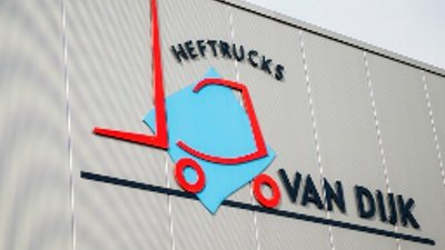 BCDeWetering's tweet photo. VERLENGING SPONSORCONTRACT | Van Dijk Heftrucks verlengt sponsorovereenkomst! 
@scgenemuiden @BCDeWetering @DijkHeftrucks

#verbinden #trots #sponsor #netwerken #samenwerken #verlenging https://t.co/odReGlzVWC