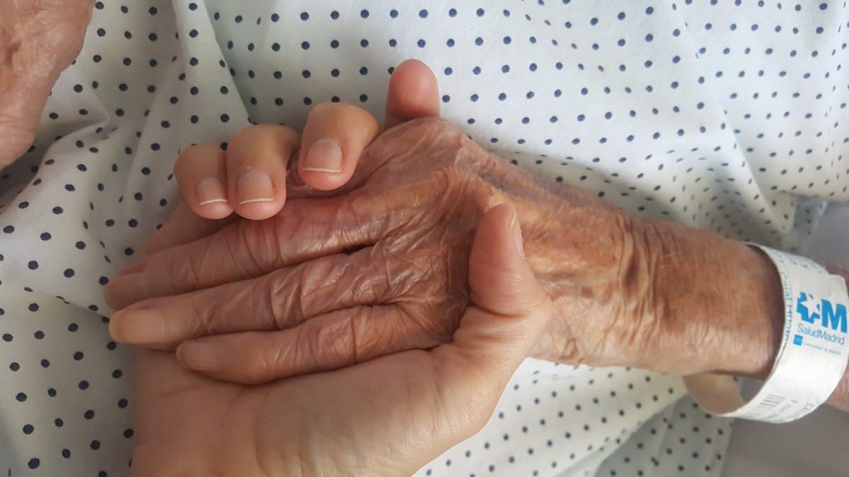 No cuento mi vida en TW pero voy a compartir nuestra situación ante tanta impotencia. HILO 👇 
1/ Mi abuela tiene 93 años, está muy enferma y lleva meses en cuidados paliativos. Hoy nos comunican que la echan del hospital. Hay que liberar camas para los del #Coronavid19