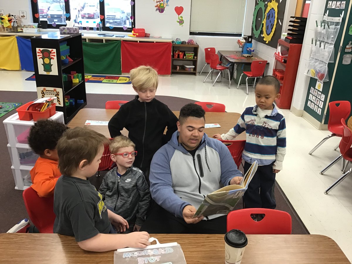 AVanderhoff's tweet photo. #SiouxCentral speech class also spent time reading to the TK students. Thanks, Miss Lenhoff for letting us come and read! https://t.co/rhTyrt1pY8