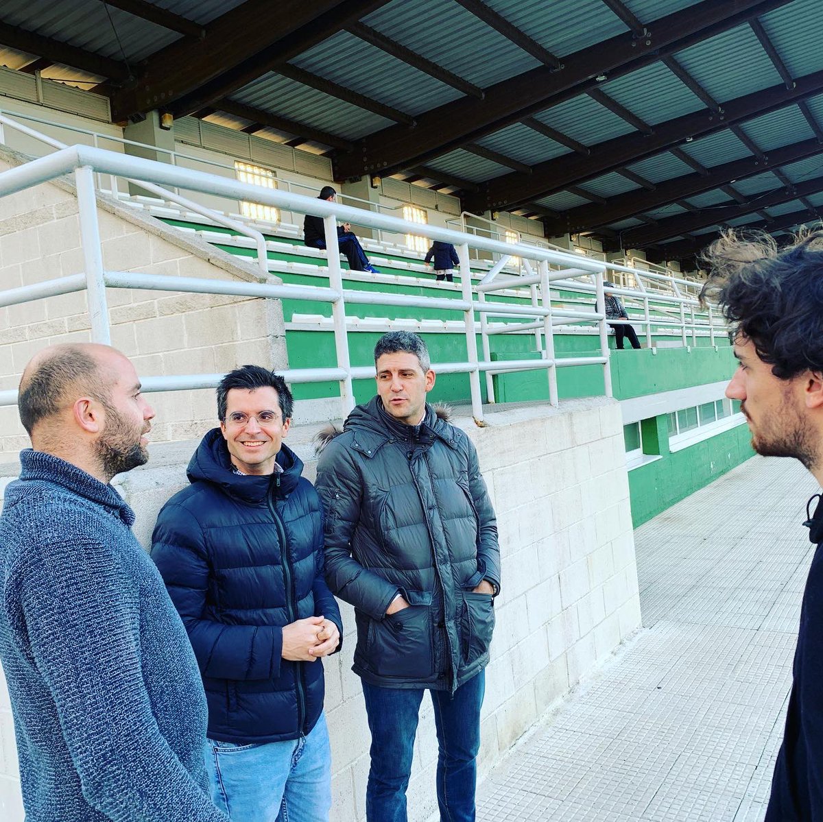 borja_verea's tweet photo. O @SD_Compostela é un deses proxectos que están conseguindo facer cidade. Hoxe visitamos os adestramentos das categorías inferiores e aprendimos co seu persoal técnico e directivo. Grazas a Ramón Castro, Javier Puñal e Victor Pazos. #Reconectando #OrgullodeCidade #MáisCidade #SCQ https://t.co/FCqvua3sDX