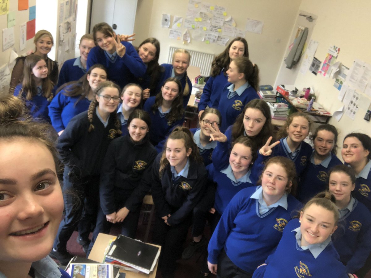 suidhroma's tweet photo. Cuireann an rang seo mé ag gáire gach lá💚😊👍Tá siad ag glacadh páirt i #LNMS20 anocht mar thasc obair bhaile.@SnaGaeilge @CollegeLoreto https://t.co/CemLbKwrpW