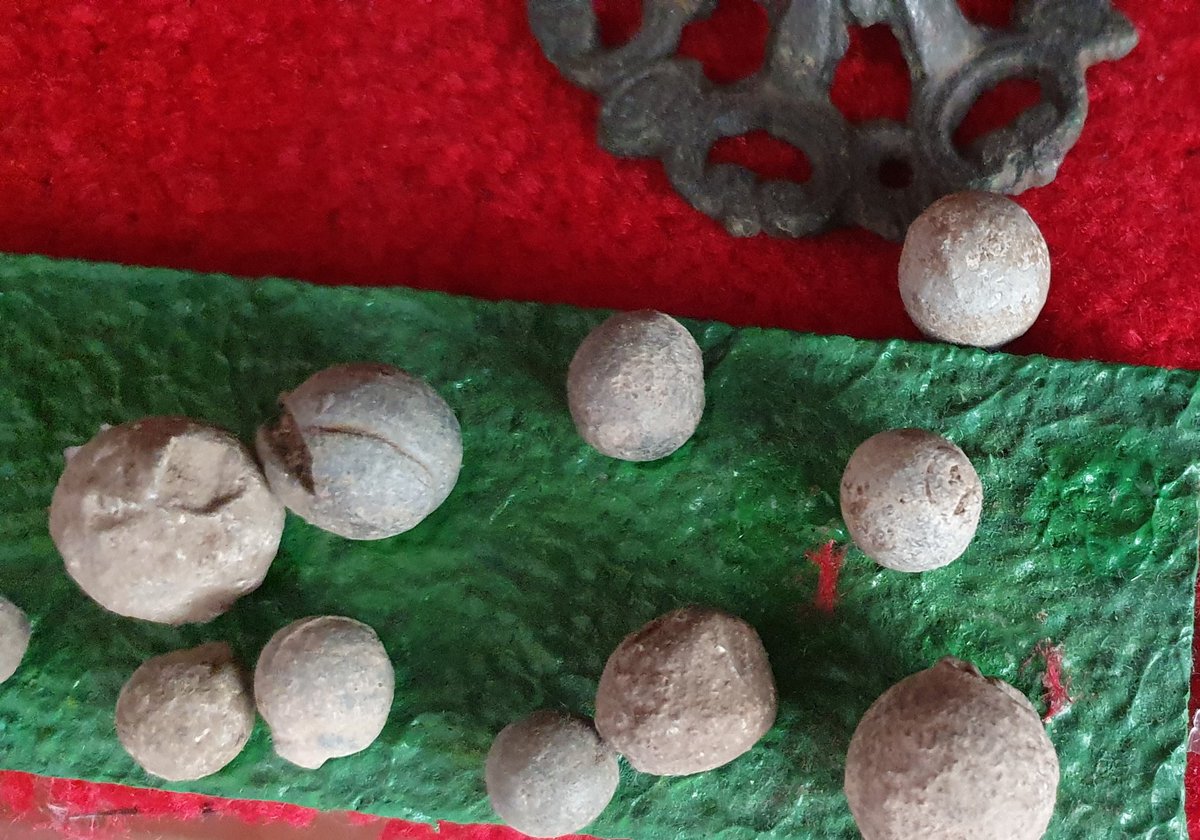 KingCharlesIRTN's tweet photo. Sometimes you wonder if your mind is playing tricks on you 🤔When a 374 year old Battle of Naseby musket ball has appeared to have moved off it's display... 👀

#CharlesI #Naseby #Paranormal  
#History #17thCentury #Battle #EnglishCivilWar #Ghost #Musketball https://t.co/h3uri0a9ku
