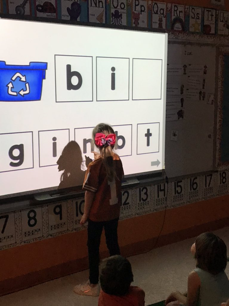 kpeepsonline's tweet image. INNOVATIVE ways to learn, using the smart board. #ThinkBigLISD @LampasasTCE @LampasasISD