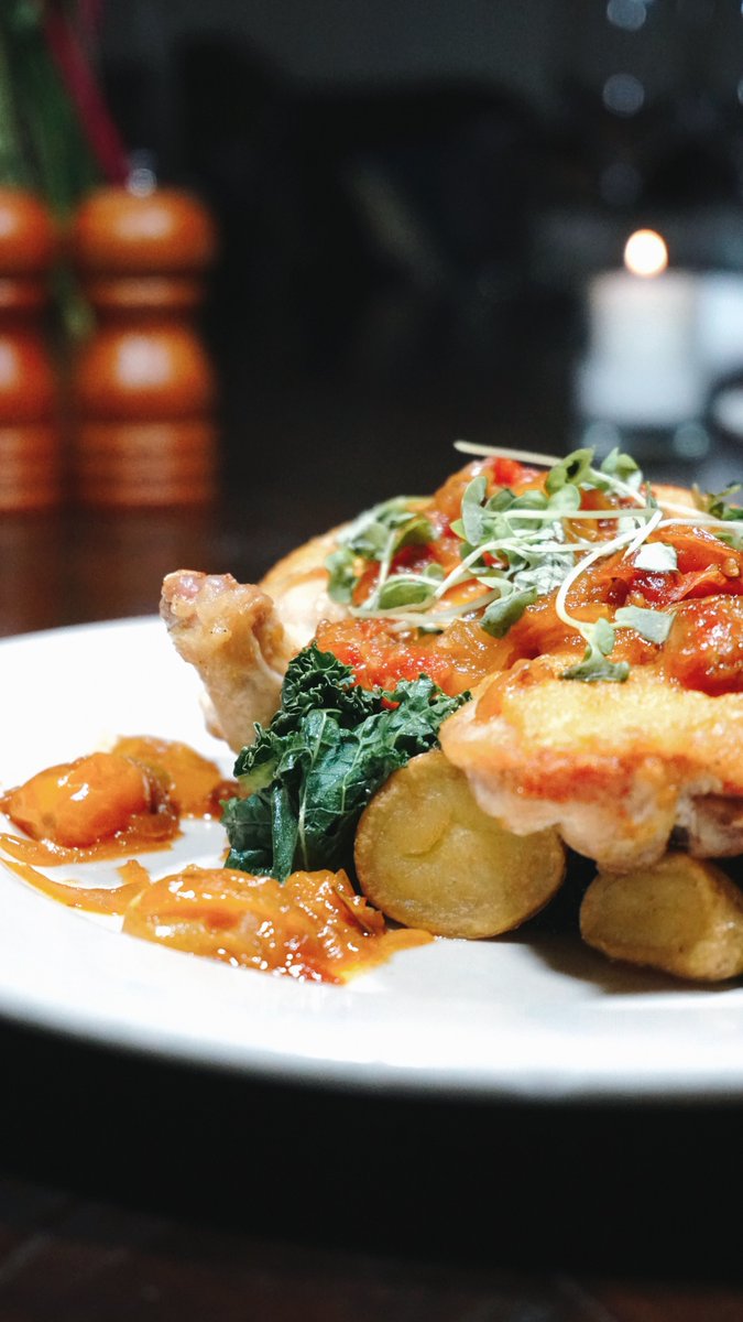 This is our Murray’s Half-Roast Chicken, now served with Fingerling Potato, Caramelized Onion, Kale, Tomato Jam. Available during dinner time.

#dinnertime #roastchicken