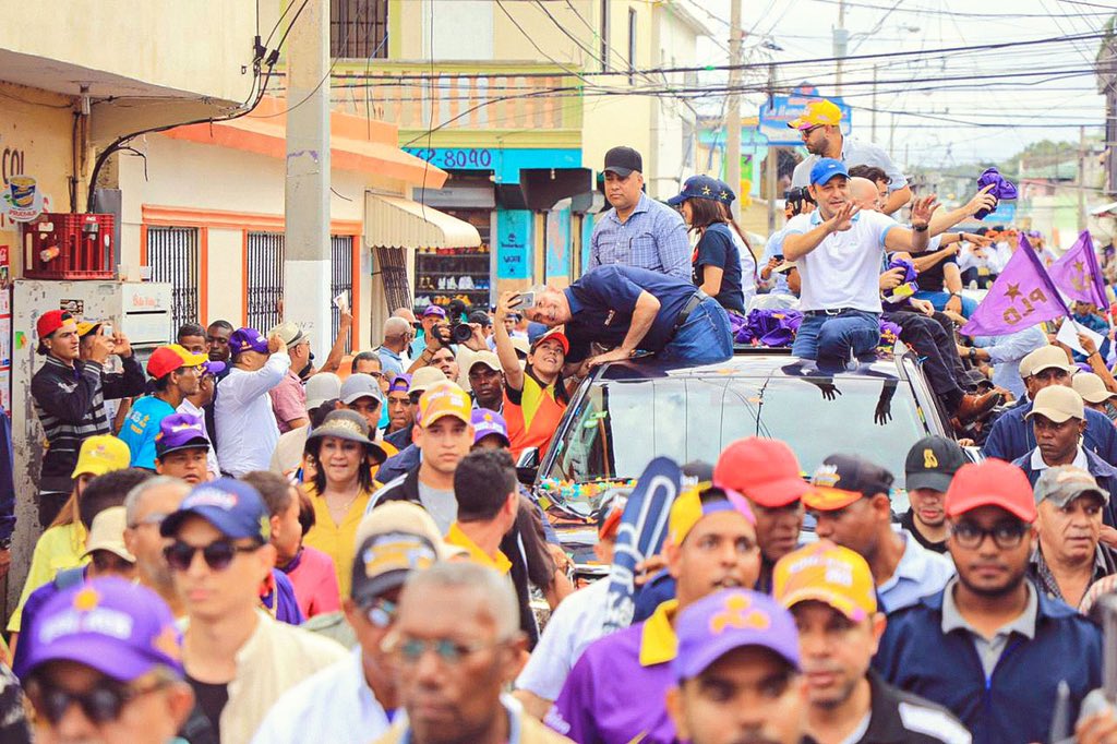 GonzaloCastillo's tweet photo. Usaré mi experiencia en el sector privado y en el sector público para seguir impulsando la industria santiaguera. Habrá más oportunidades para todos.

#EquipoRedesGonzalo #GonzaloPresidente #aTrabajar #MásOportunidadesParaTodos #SantiagoEsDeGonzalo https://t.co/HG8UjaT1Y9