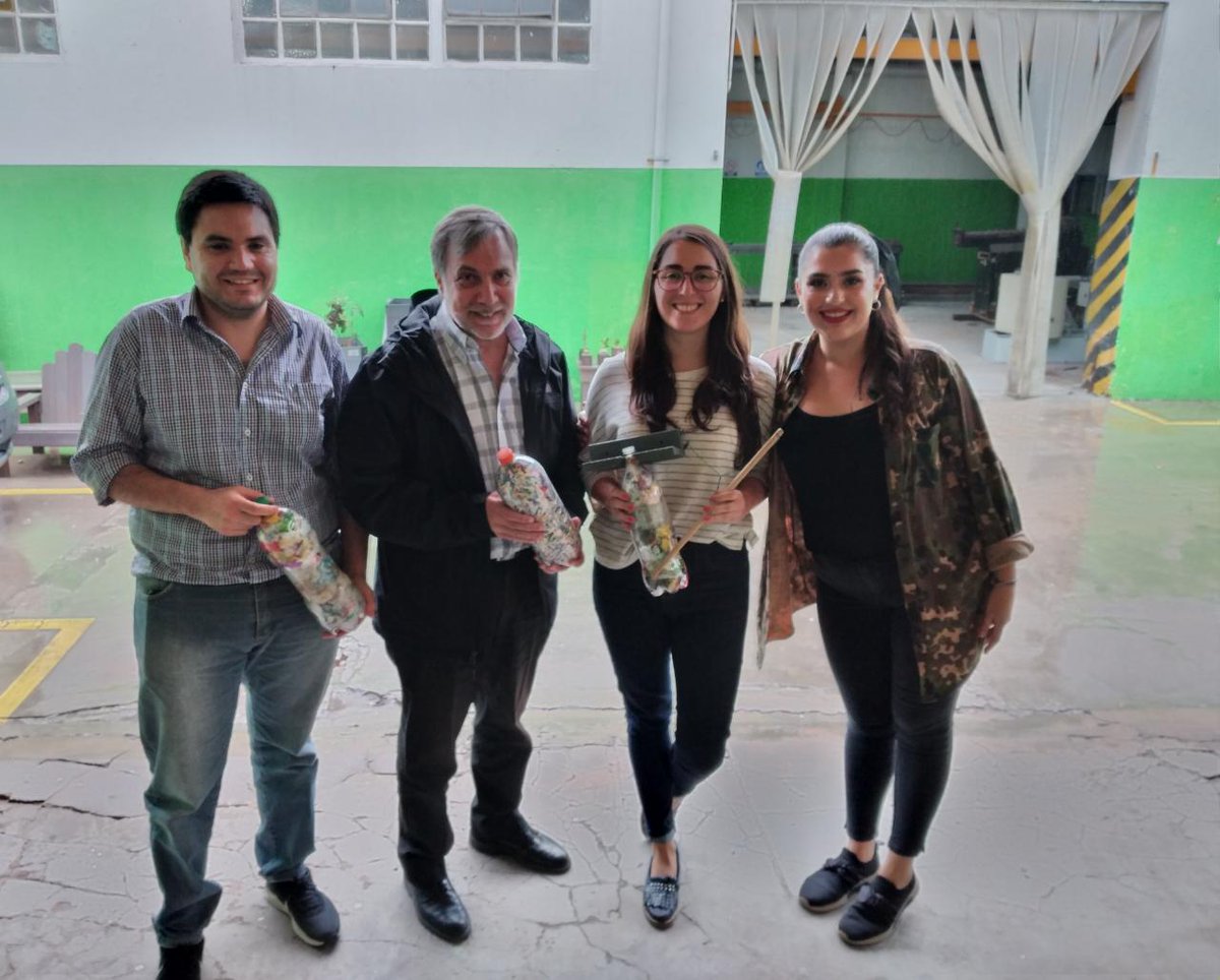 MaximoLanzetta's tweet photo. Visitamos Econciencia, desde el municipio de Alte Brown comenzaremos a impulsar las #botellasdeamor en nuestra comuna. Estas contienen desechos de envoltorios plasticos diversos, los cuales son reciclados para fabricar mobiliario
#BrownVerde
#AlmiranteBrown 
#ambiente 
#reciclar https://t.co/zN3mdFgUp2
