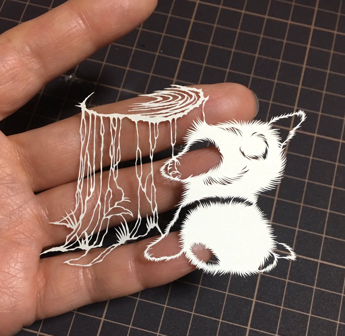 落ちぱんだ 切り絵 コロナばっかりで気が滅入るから可愛い背中貼ろうぜ 切り剣 福田理代 初作品集発売中 のイラスト