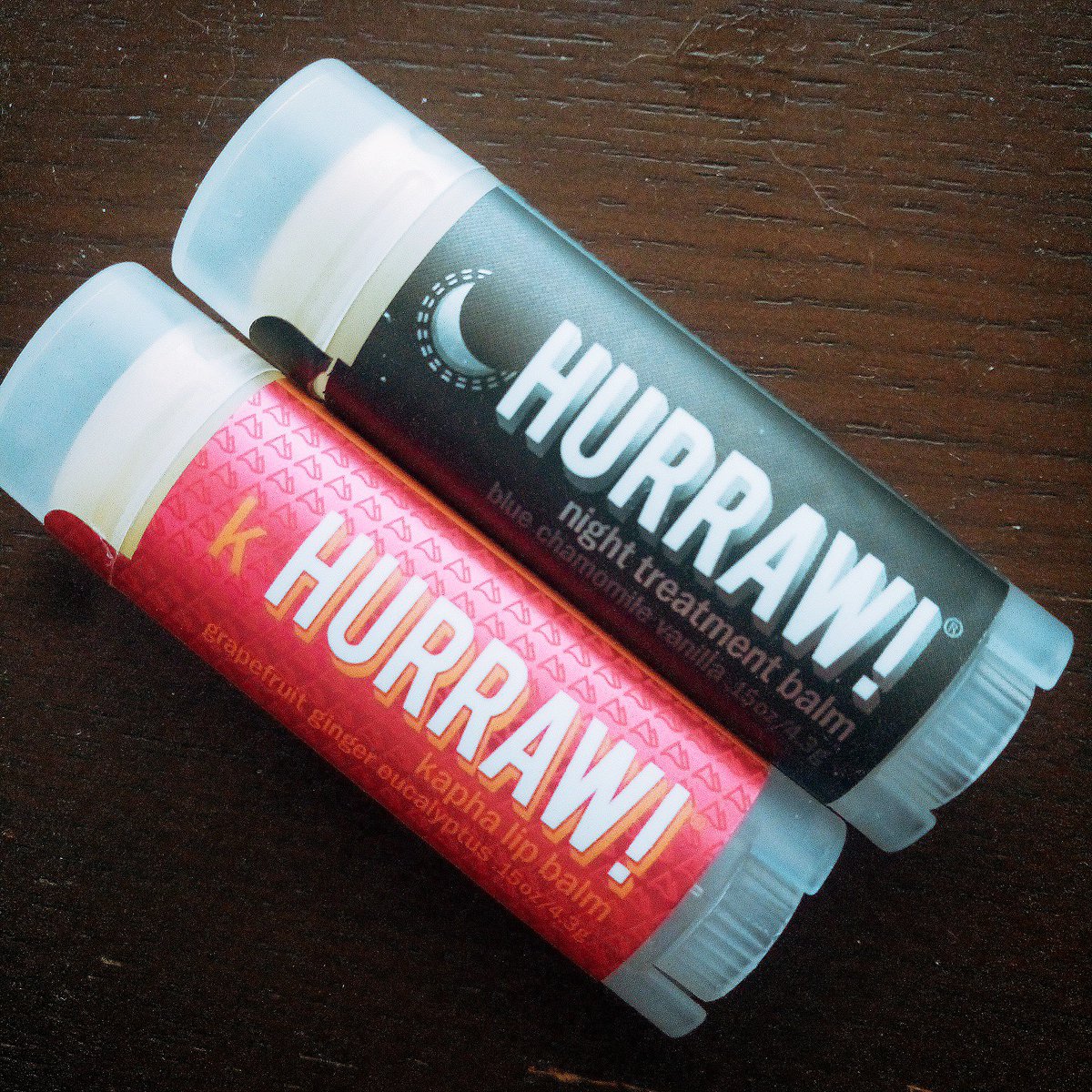 mojallo's tweet photo. 最近のお気に入り #HURRAW (ハーロウ) の #リップバーム ✨
ノンケミカル、ヴィーガン対応、しっかり潤う&香りがとっても心地良くて大好き。
夜用のムーンバームはバニラとカモミール、イチオシのカパはグレープフルーツとジンジャーとユーカリの香り。カパを朝ぬるとシャキッとする♪ https://t.co/4P3QxbkDYy