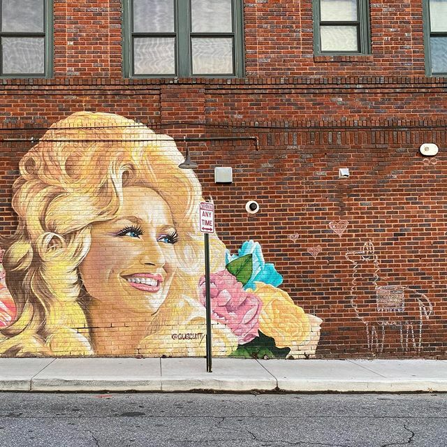 BurntToast_FG's tweet photo. I got to meet the Dolly-llama😆😆 .
.
.
#yessss #starstruck #dollyparton #mural #awesome #publicart #westasheville #ashevillenc #asheville #llamadrama #llama https://t.co/KvP1Ar8yg1 https://t.co/gtA8anGqCC