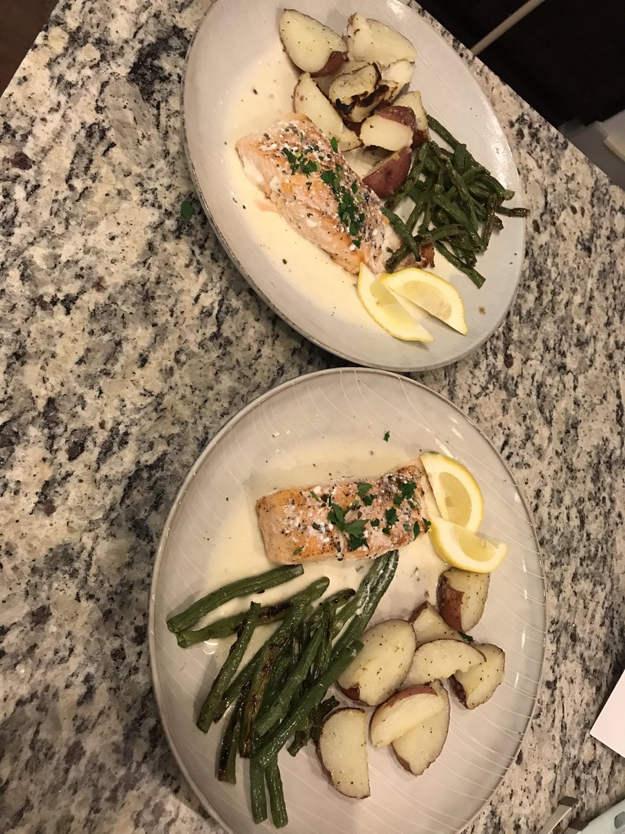 bonitaxlinda's tweet photo. Salmon & lemon herb Beurre Blanc. π
#ChefLin https://t.co/F33p7nEljK