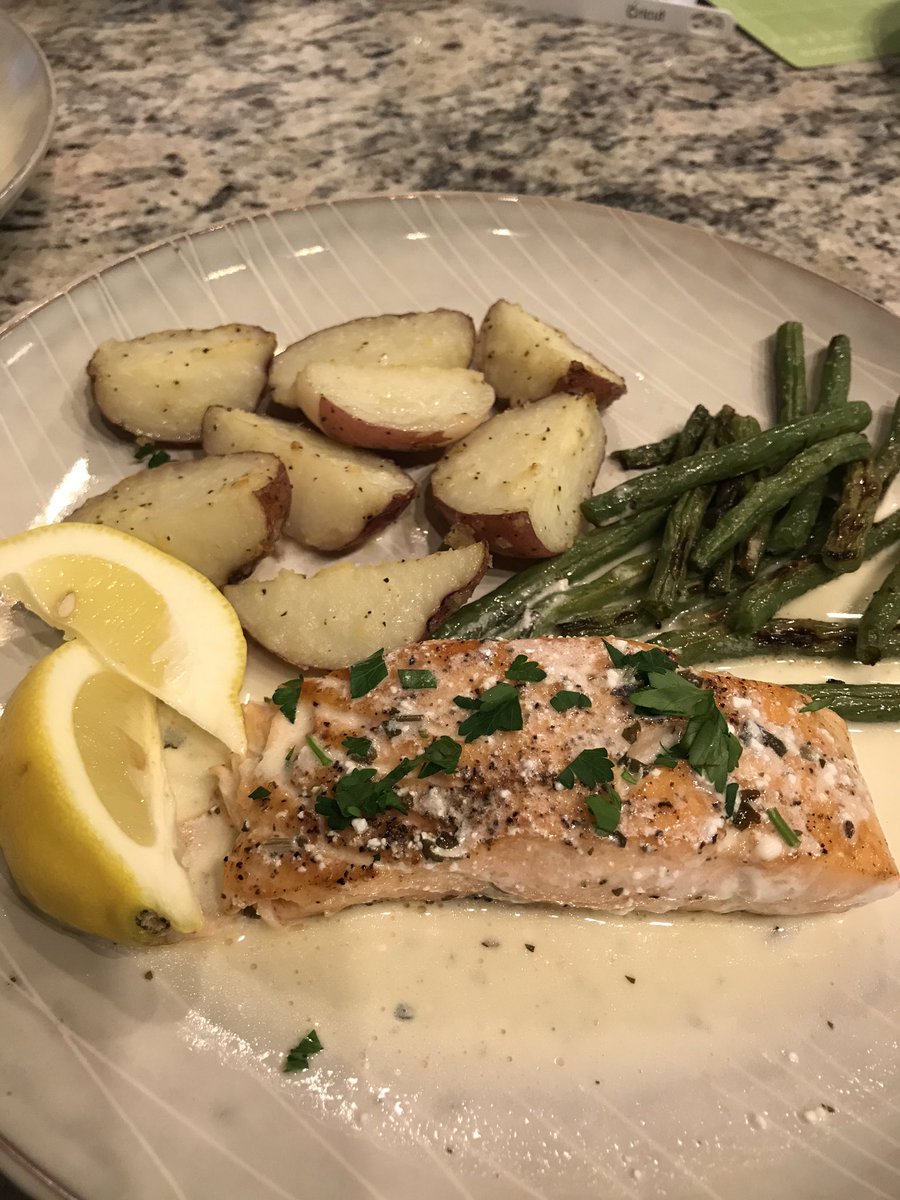 bonitaxlinda's tweet photo. Salmon & lemon herb Beurre Blanc. π
#ChefLin https://t.co/F33p7nEljK