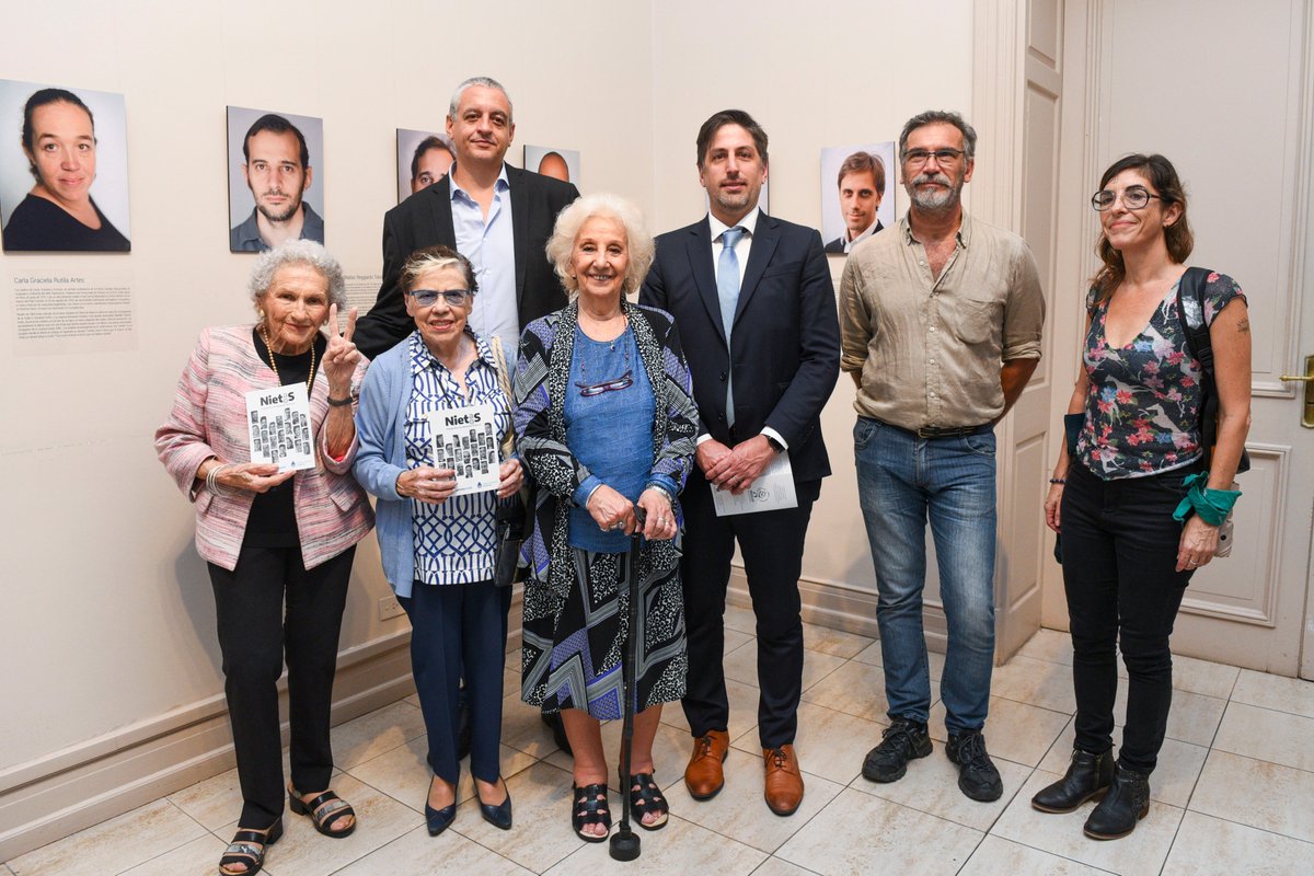 trottanico's tweet photo. Agradecemos a los autores de la muestra, el fotógrafo Alejandro Reynoso y la escritora @maruska, por contar la historia de estos 42 nietos/as con sus retratos, sin esteticismos, son hombres y mujeres que recuperaron el derecho a la identidad. https://t.co/Pm7AocnzS4