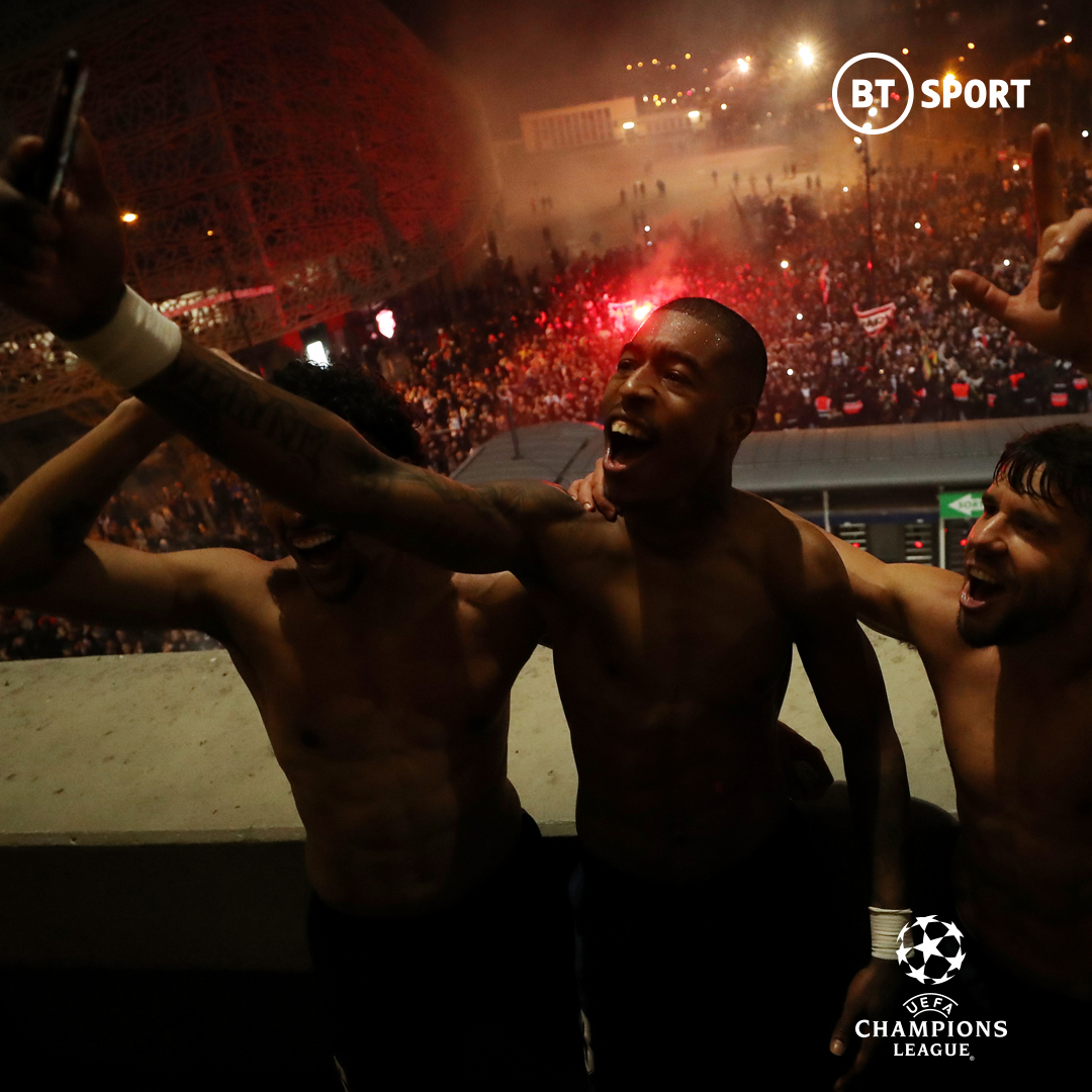 footballontnt's tweet image. Party time in Paris 🔥

PSG players celebrating with the thousands that gathered outside of the stadium...

Wow.