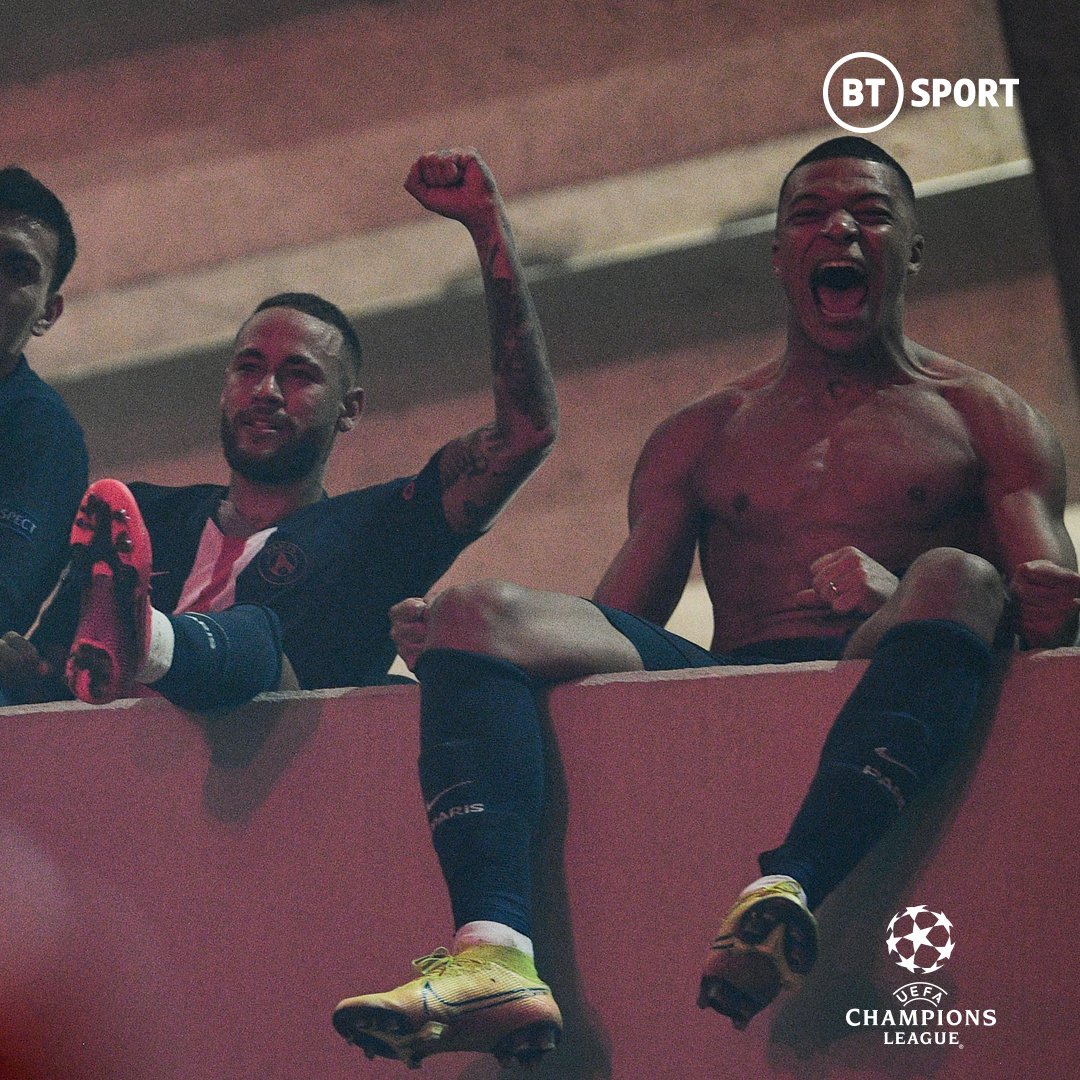 footballontnt's tweet image. Party time in Paris 🔥

PSG players celebrating with the thousands that gathered outside of the stadium...

Wow.
