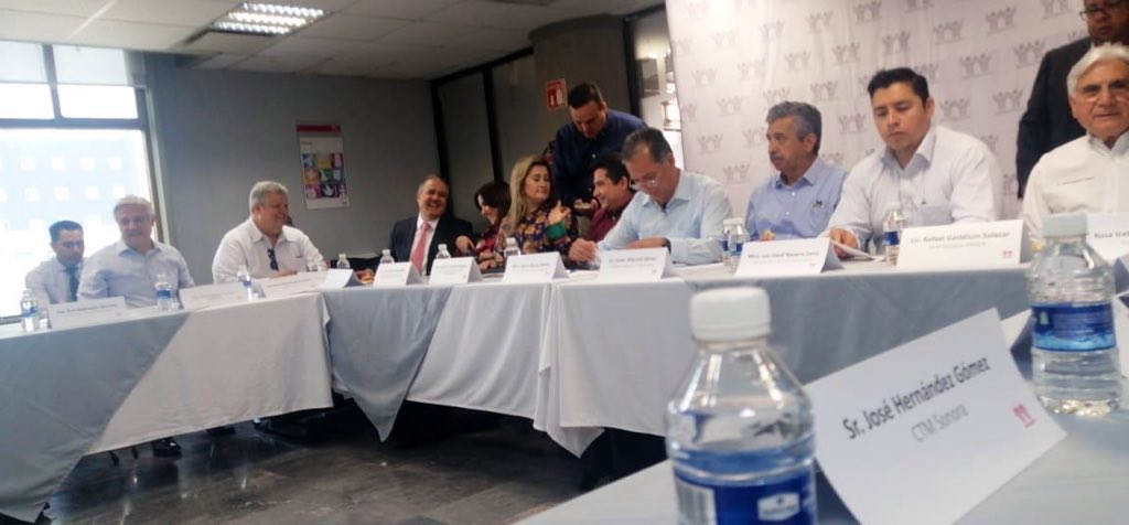 AncsaCsonora's tweet photo. Reunion con director sectorial de los trabajadores y representantes de gobierno del Estado, Infonavit, cámaras, notarios y sindicatos. https://t.co/4gGskvZpJD