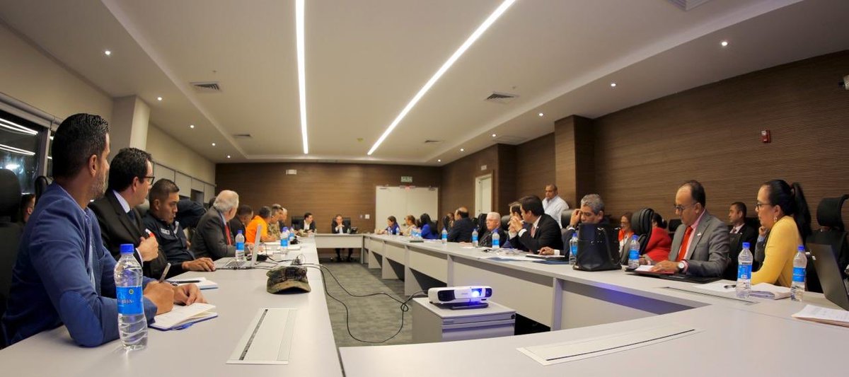 ¡Enfrentar el #COVID19 es un reto para todos los panameños!
Me encuentro en reunión de coordinación con todo mi equipo de gobierno tomando acciones en beneficio de la seguridad del país. Es vital e importante mantener las medidas de higiene.
¡Unidos saldremos adelante!