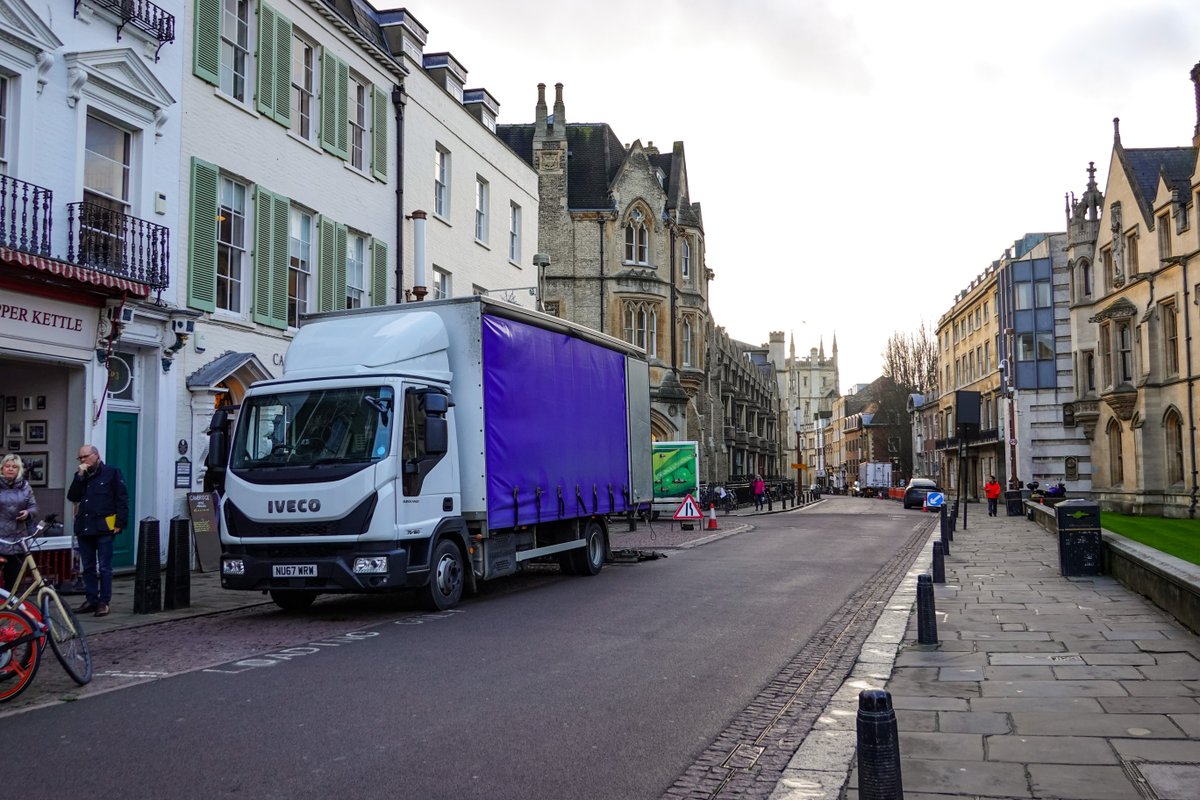 len_lemon_uk's tweet photo. Iveco Eurocargo 3rd gen (facelift) distribution curtainsider on King's Parade (King's College) in Cambridge.

#Iveco #Eurocargo #curtainsider #kingscollege #cambridge https://t.co/dDNVAViKZD
