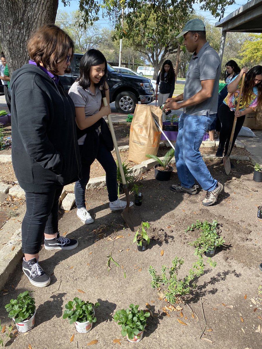 MeansLibrary's tweet photo. Our robotics team worked with  @GammaSigmaYWLA leaders to beautify our school this afternoon. A fun project for our girls! We learned about “good” worms &amp; “bad” worms as well as how to properly plant new flowers &amp; veggies. Thanks to @zamoranoteach for inviting us to participate! https://t.co/z0rvsLInAt
