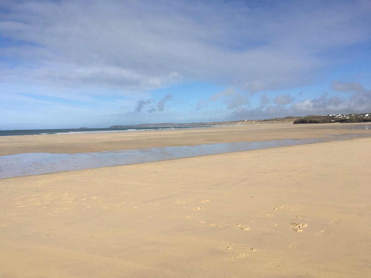 glassengravers's tweet photo. Deserted beach in the sun. Such a treat. 
The Saltings to Carbis Bay ⁦@iwalkc⁩  #Cornwall #HappyWednesday https://t.co/NukDm90nxu