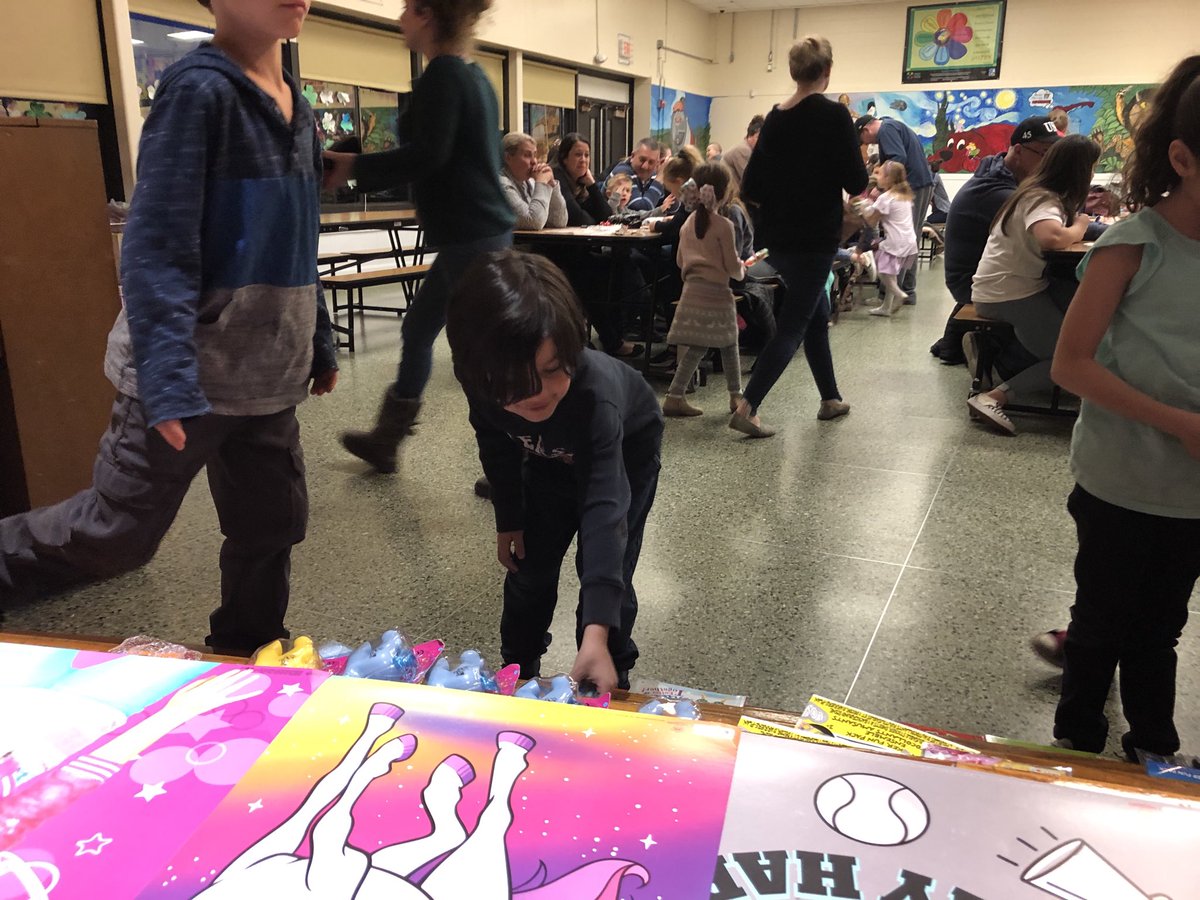 CanaanSchool's tweet photo. 1st grade winners at BINGO night ⁦@CanaanSchool⁩ ⁦@PatMedSchools⁩ ⁦@HRpmschools⁩ #GoPatMed https://t.co/g6MMmze9WB