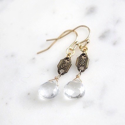 FrenchFeaDesign's tweet photo. New!  Sparkling clear quartz drops on one of a kind vintage links. 💛. Link in our intro to see more.  #earrings #newdesigns #dangles #quartz #frenchfeatherdesigns .
.
.
.
#handmadebusiness #handmadejewelry #jewelryartist #jewelrydesigner #jewelrydesi… https://t.co/9SLDjEAmd5 https://t.co/bOUqCkDYph