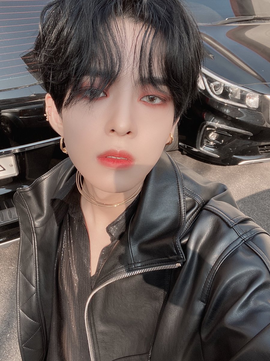 NewWorld_VICTON's tweet photo. [#수빈] 
속보🔈‼️ 빅토니들은 방금 엠카운트다운 사녹을 마치고 앨리스한테 하울링하는중  💙🐺💛 https://t.co/KVDJczFK0k
