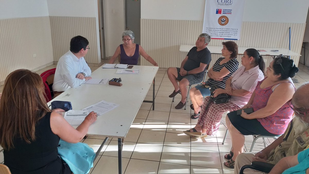 Economia_antof's tweet photo. En conversación, con los vecinos de la población René Schneider el Seremi @rnavta comenta en un fraterno diálogo ciudadano, sobre las necesidades que tienen los pobladores para conseguir el #ChileQueQueremos https://t.co/5RcJ05xJfk