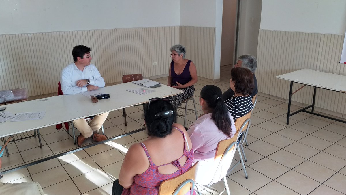 Economia_antof's tweet photo. En conversación, con los vecinos de la población René Schneider el Seremi @rnavta comenta en un fraterno diálogo ciudadano, sobre las necesidades que tienen los pobladores para conseguir el #ChileQueQueremos https://t.co/5RcJ05xJfk