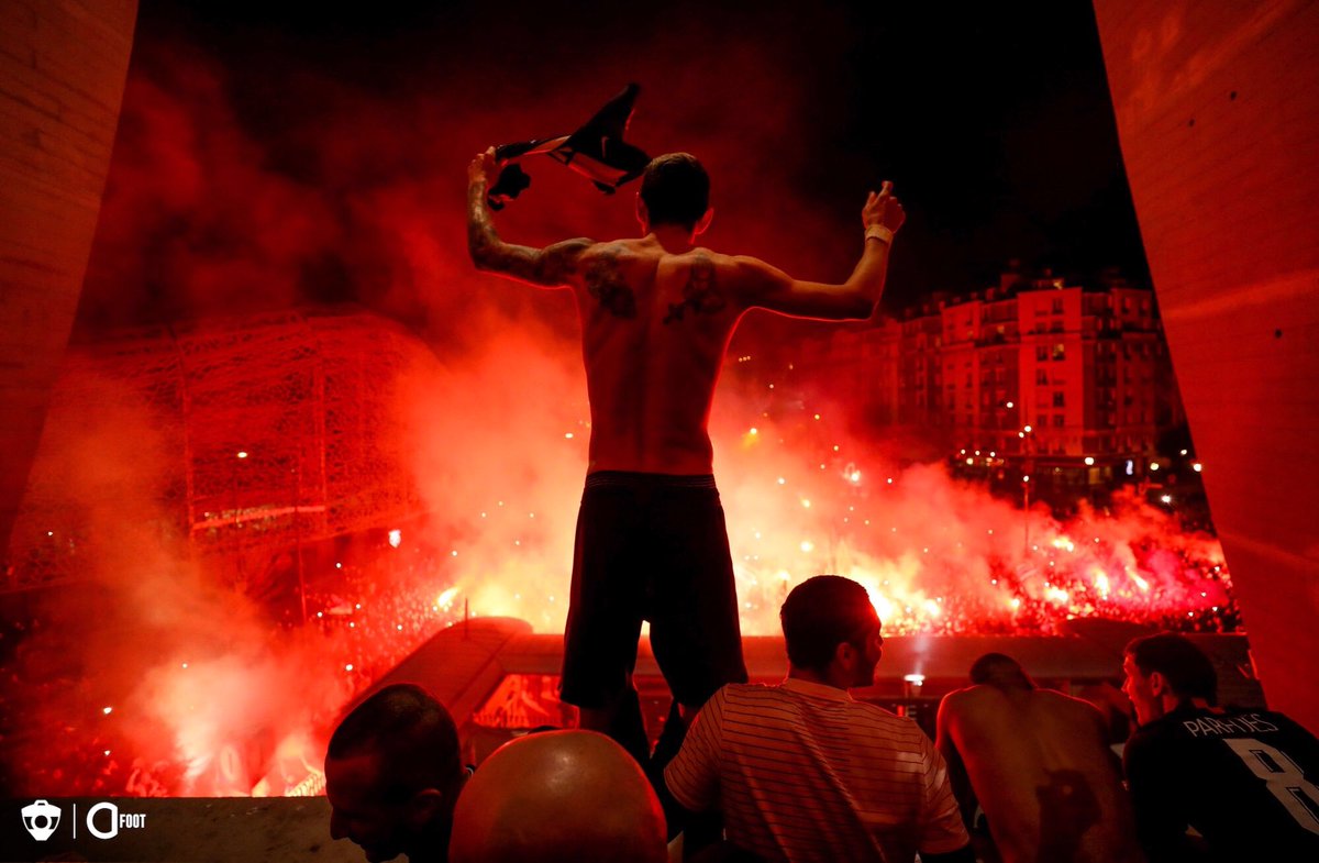 ActuFoot_'s tweet photo. Cette magnifique image de Di Maria célébrant la qualification avec les supporters à l’extérieur du stade. 🔥😳 https://t.co/mUoxTjayzZ